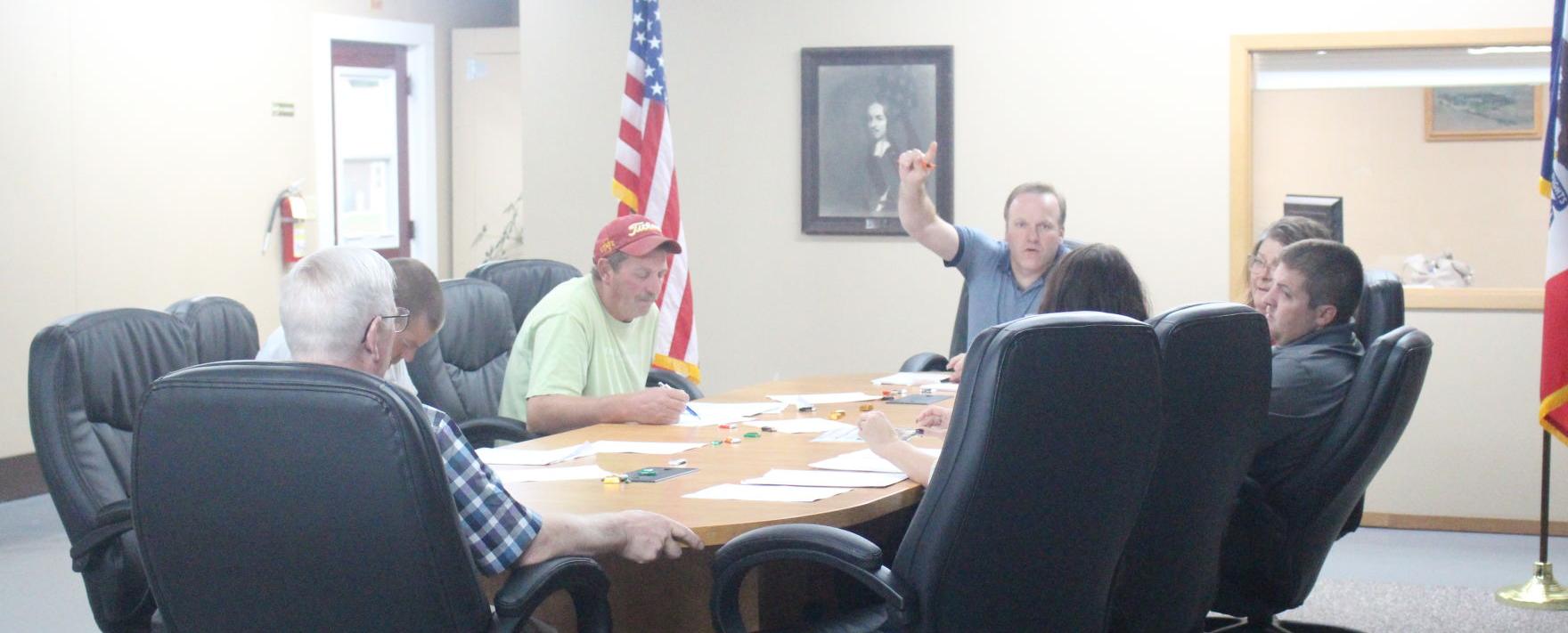 Mueller addresses council